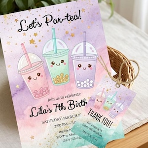 Può includere: Un invito e un biglietto di ringraziamento per una festa di compleanno con sfondo acquerello. L'invito recita "Let's Par-tea!" e presenta tre tazze di tè alle bolle dei cartoni animati. L'invito è per il 7° compleanno di Lila.