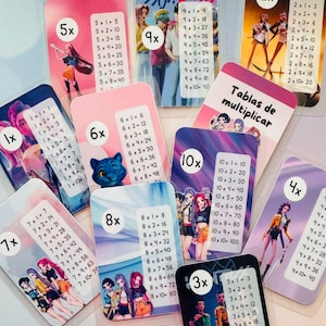 Puede incluir: Un conjunto de tarjetas de multiplicación con ilustraciones coloridas y números. Cada tarjeta muestra una tabla de multiplicar, con el producto de cada ecuación. Las tarjetas están en fundas de plástico transparente.