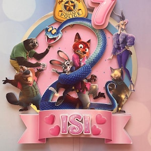 Könnte beinhalten: Eine Zootopia-Themen-Kuchendekoration mit Zeichentrickfiguren, einer blauen Schlange und der Zahl 7. Die Dekoration enthält ein Polizeilabzeichen und ein rosa Banner mit dem Namen "ISI". Das Design ist mit einem rosa und blauen Hintergrund versehen.