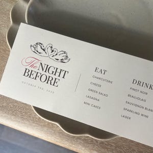 Op de afbeelding: Een rustiek houten bord met de tekst "Welcome to our home" in witte letters. Het bord heeft een verweerde afwerking en een eenvoudig, uitnodigend ontwerp, perfect voor een veranda of entree.