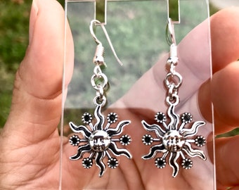 Pendientes de plata celestiales hechos a mano con dije de sol