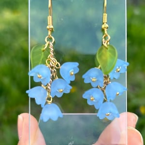 Popular en este momento, lirio de los valles, aretes colgantes y colgantes, aretes azules, aretes de lucita. Pendientes de tierra de hadas, Regalo para ella