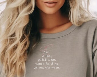 Könnte beinhalten: Ein langärmeliges Sweatshirt mit Rundhalsausschnitt in Granitfarbe. Auf der Vorderseite steht in hellrosa Schrift: "Peace in Earth, goodwill to men, except a few of you, you know who you are". Das Wort "Granite" ist oben rechts aufgedruckt.