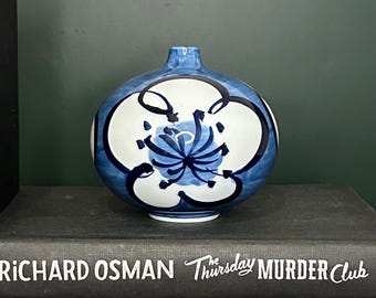 Gen-emon Kiln Japanese Porcelain Bud Vase | Artia Ware Blue & White Floral | Spherical Squat Vase