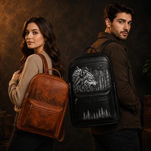 Puede incluir: Dos mochilas con grabados de montañas y bosques. La mochila de la izquierda es de color marrón claro con un paisaje montañoso, mientras que la de la derecha es negra con un diseño detallado de un lobo, montañas y árboles. Ambas tienen bolsillo.