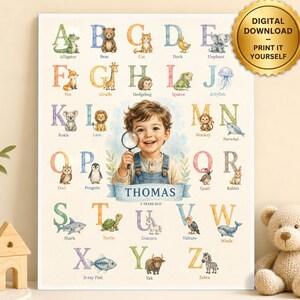 Peut inclure: Une affiche éducative de l'alphabet avec des illustrations à l'aquarelle d'animaux de A à Z, présentant au centre le portrait d'un jeune enfant tenant une loupe et le nom Thomas 3 Years Old imprimé au milieu du design.