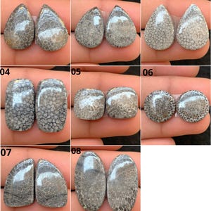 Könnte beinhalten: Ein Set aus drei Keramikbechern mit gesprenkelter, matter Oberfläche. Die Becher sind in Creme-, Hellgrau- und Dunkelgrautönen gehalten. Jeder Becher hat ein schlichtes, minimalistisches Design.