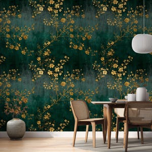 Könnte beinhalten: Dunkelgrüne Tapete mit goldenen Blumenranken. Das Bild zeigt ein Esszimmer mit einem Holztisch, Stühlen und einer dekorativen Vase. Die Tapete verleiht dem Raum einen Hauch von Eleganz.