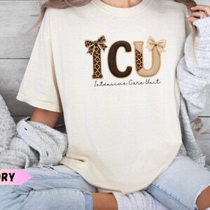 Camiseta de enfermera de UCI con parche falso, camiseta de enfermera de la Unidad de Cuidados Intensivos, enfermera de UCI con estampado de leopardo, regalo para enfermera de UCI, camiseta de enfermera de UCI con estampado animal, equipo de UCI