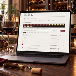 Può includere: Un computer portatile che mostra un sito web di gestione della cantina intitolato The Cellar, con una dashboard che indica il numero di bottiglie, un grafico dell'inventario a colori e un elenco di vini. Un calice di vino rosso e un cavatappi.