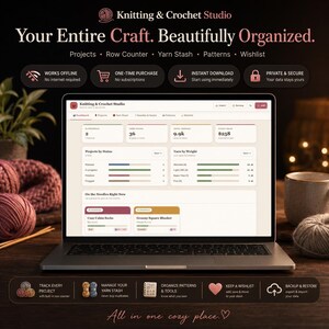 以下が含まれることがあります： Knitting & Crochet Studioソフトウェアのインターフェースを表示したノートパソコン。プロジェクトの状況、毛糸の在庫管理、段数カウンターを備えたダッシュボードが表示されています。画面には「Your Entire Craft. Beautifully Organized.」というテキストがあります。