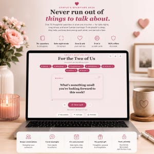 Könnte beinhalten: Ein Laptop zeigt die Website Couple's Questions Deck mit der Überschrift For the Two of Us. Auf dem Bildschirm ist eine Fragenkarte zu sehen, die fragt, What's something small you're looking forward to this week? umgeben von Symbolen.