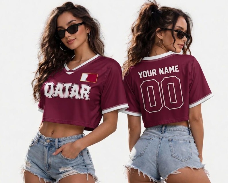 Peut inclure: Haut de maillot de corps bordeaux avec bordure blanche et le mot "QATAR" en lettres majuscules blanches. Le maillot porte un &eacute;cusson du drapeau du Qatar et peut &ecirc;tre personnalis&eacute; avec un nom et un num&eacute;ro au dos. Le mod&egrave;le porte un short en jean.