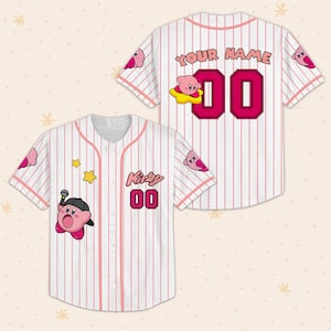 Può includere: Maglia da baseball bianca con gessati rosa, con grafica di personaggi dei cartoni animati. La maglia ha il nome "YOUR NAME" e il numero "00" sul retro. Il davanti ha il nome "Kirby" e il numero "00".