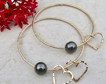 Brazalete de perla de Tahití: Corazón martillado, relleno de oro de 14 k, hecho a mano en Hawái