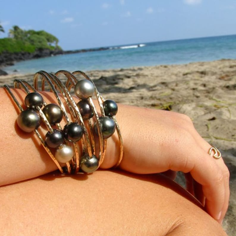 Tahitian Pearl Bangle, Gold Hammered Bracelet, Hawaii Beach Jewelry, Genuine Black Pearls, Bridal, Wedding, Anniversary Gift Idea For Her Bild 5