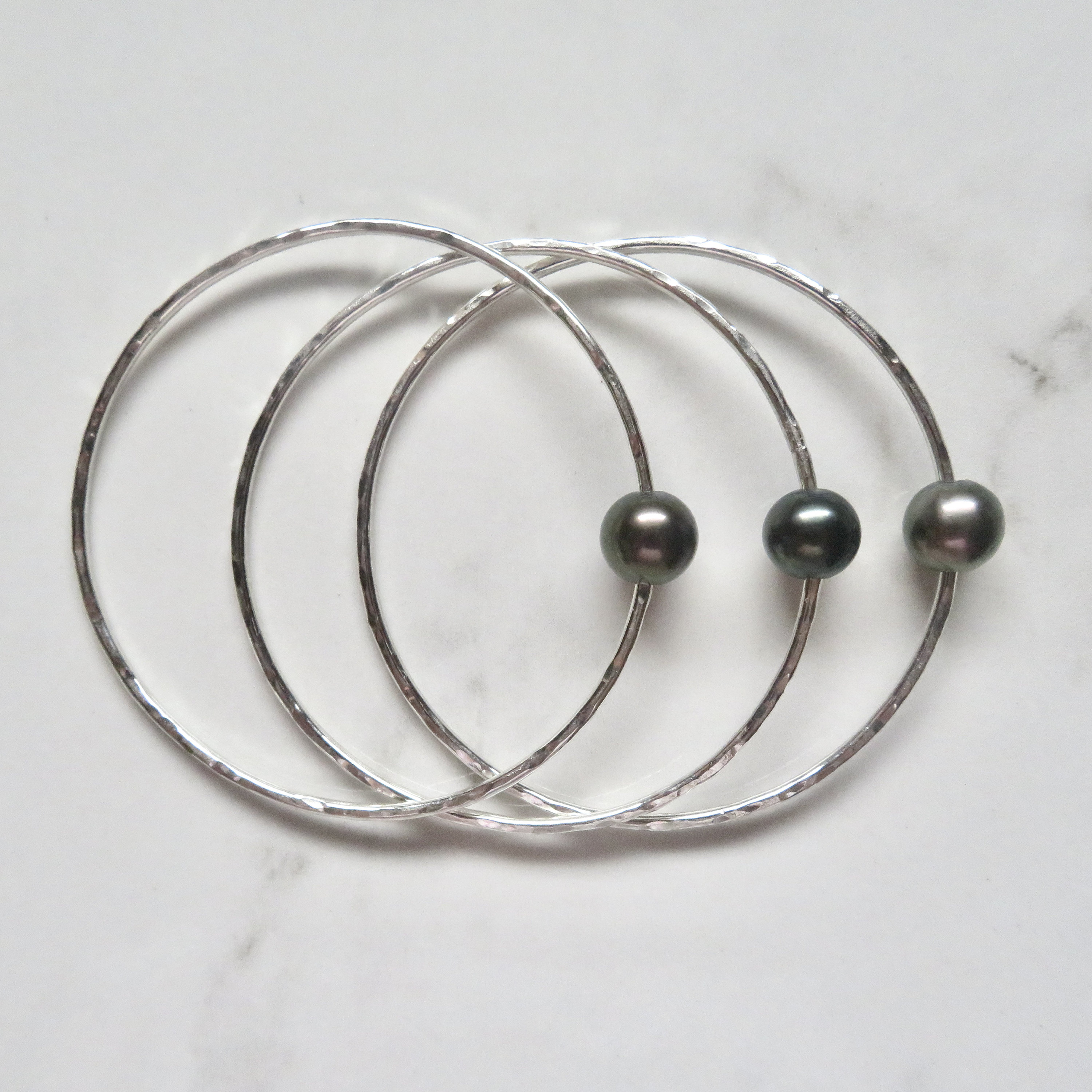 ハンマー加工スターリングシルバータヒチアンパールバングル - ハワイ