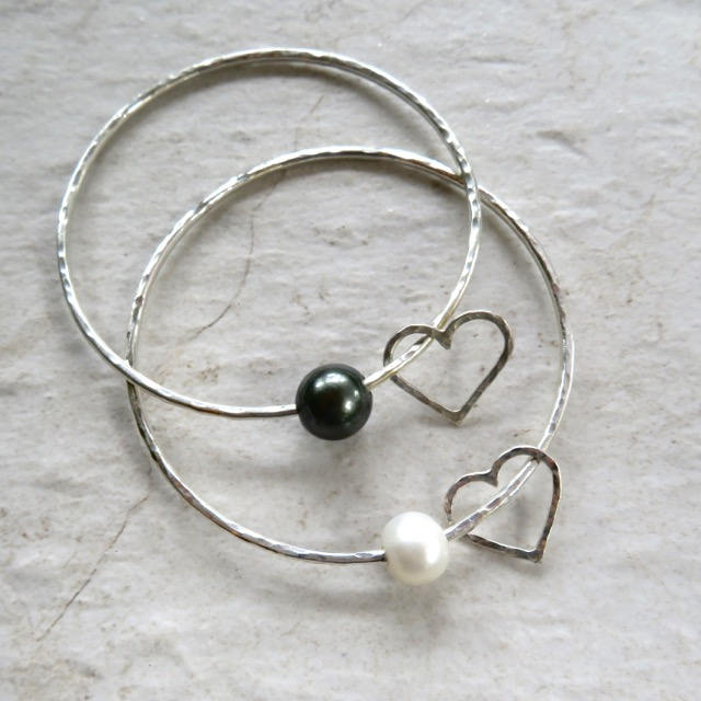 ハンマー加工スターリングシルバータヒチアンパールバングル - ハワイ