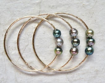 Brazalete de oro con triple perla de Tahití: pulsera de oro martillado hecha a mano