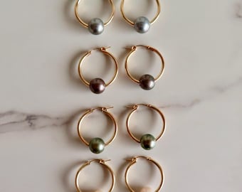Pendientes de aro con perlas tahitianas: Aros tubulares dorados, joyería artesanal de Maui