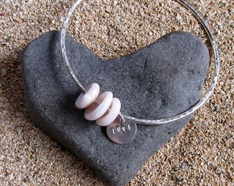 Pulsera de concha de puka de plata esterlina: pulsera martillada con dije de amor