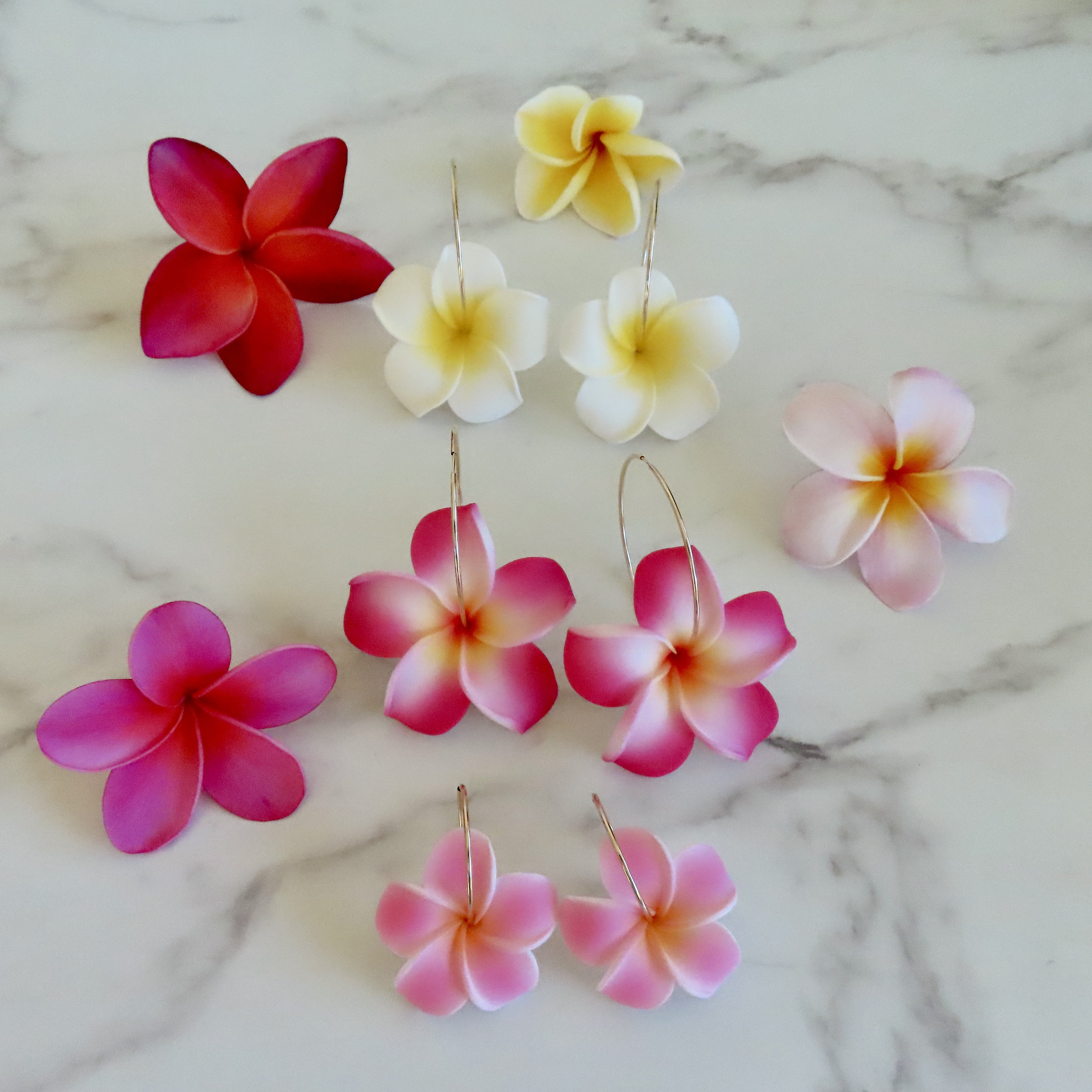 Orecchini a cerchio pendenti con fiore bohémien hawaiano Plumeria