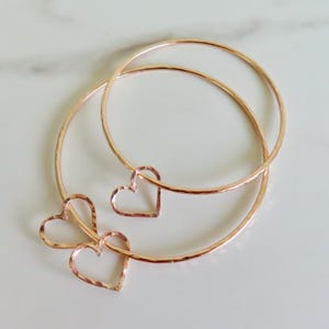 Gouden hart bedelarmband: gepersonaliseerde gehamerde 14k gold filled armband, handgemaakte Hawaï-sieraden