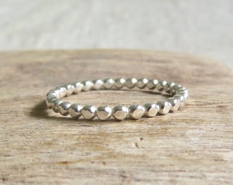 Anillo de cuentas de plata esterlina: banda apilable minimalista hecha a mano