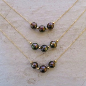Collar de tres perlas de Tahití, cadena de cuentas doradas, perlas genuinas multicolores flotantes, joyería de playa hawaiana, un elegante regalo para ella.