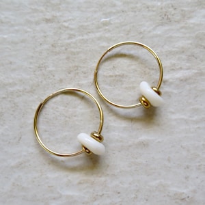 Puka Muschel Creolen: Kleine Gold Creolen, Strand Schmuck