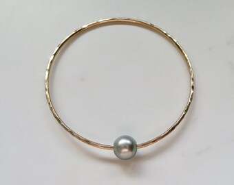 Brazalete de oro martillado: perla de Tahití de plata, joyería hawaiana hecha a mano