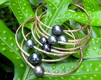 Brazalete de oro martillado: Perla negra de Tahití, hecho a mano en Hawái