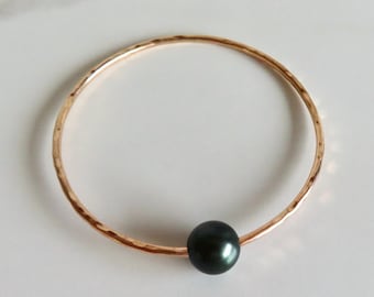Brazalete de perla de Tahití: pulsera martillada con baño de oro de 14 k, joyería hecha a mano de Maui