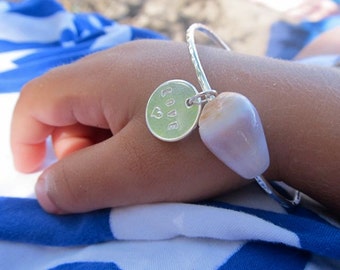 Pulsera de plata de ley para bebé: concha hawaiana, dije personalizado