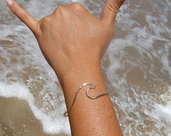 Wellen Armreif, Gold gehämmert Armband, Surfer Mädchen Geschenkidee, Hawaii Strand Schmuck, Ozean Meerjungfrau Mode, Wellen, Handmade Maui Hawaii, Boho