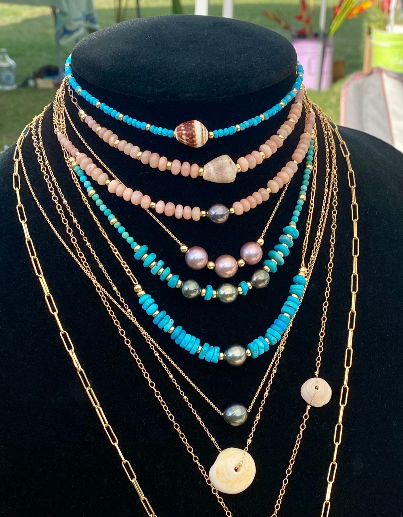 Collier Fait Main Avec 9 Perles D’Eau Douce 10mm Et Lien En Cuir Vert – Modèle XARXA – Création Artisanale