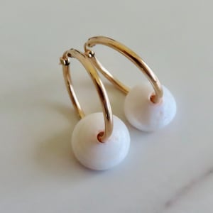 Hawaiianische Puka Muschel Ohrringe, große Gold Tube Creolen, handgefertigter Maui Hawaii Strand Schmuck, Geschenkidee für sie, Ocean Mode, weiße Puka Muscheln