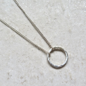 Colar circular de prata esterlina martelada: joia minimalista feita à mão