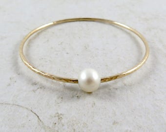 White Pearl Bangle, Gold Hammered Bracelet, Bridal Jewelry, Wedding Accessories, Bridesmaid Gift, Anniversary, June Birthday Birthstone