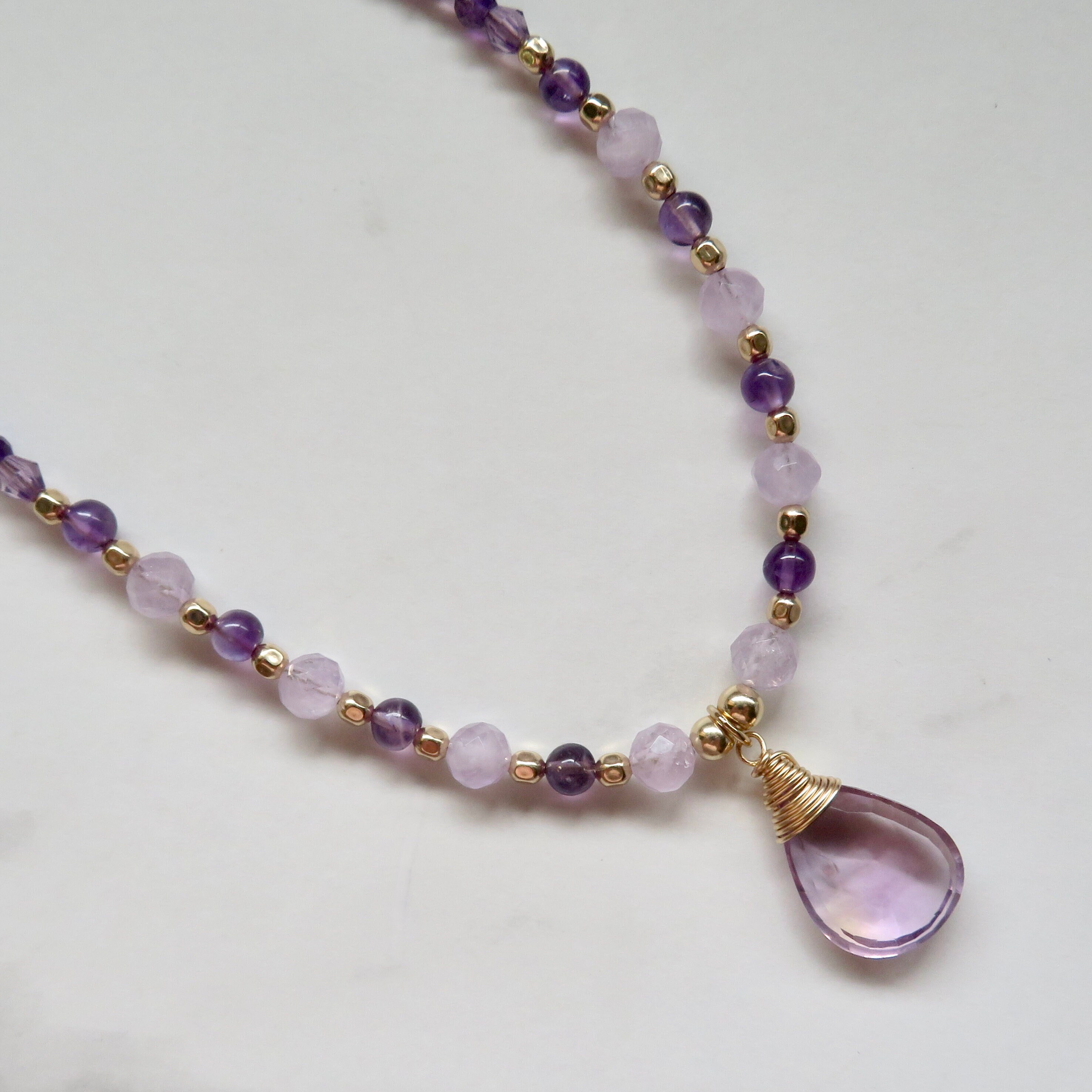 Pendentif trèfle à 4 feuilles "porte bonheur" couleur or avec strass