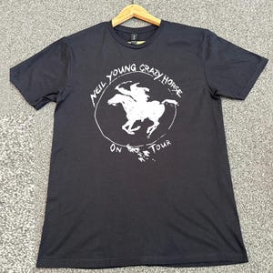 Neil Young Kinks Rock n Roll Indie Vem Beatles Doors Arctic Monkeys Musik Cool Zepplin Trummor Kinks Gitarr Punk Foo UNISEX T-SHIRT