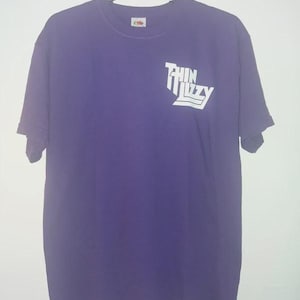 Può includere: Un set di tre tazze in ceramica con finitura opaca e macchiettata. Le tazze sono nei toni del crema, grigio chiaro e grigio scuro. Ogni tazza ha un design semplice e minimalista.