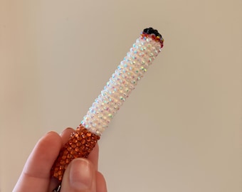 Chaveiro de argila polimérica com pingente de bolsa de cigarros cravejado de strass