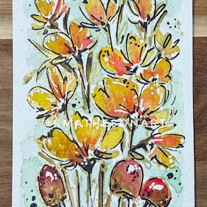 Könnte beinhalten: Aquarellmalerei von gelben und orangen Blumen mit goldenen Akzenten und roten Pilzen auf hellgrünem Hintergrund. Das Kunstwerk ist mit "KMathesonArt" signiert.