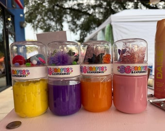 Tarros grandes de 8 oz para slime sensorial y plastilina, con nombre, colores y temática personalizados (hechos a mano).