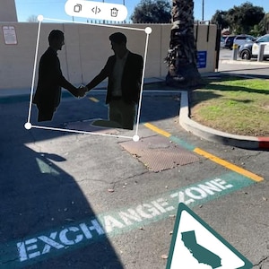 K&ouml;nnte beinhalten: Zwei Personen geben sich die Hand, silhouettiert vor hellem Hintergrund. Die Worte "EXCHANGE ZONE" sind gr&uuml;n auf den Asphalt gemalt. Ein Schild mit dem Umriss von Kalifornien ist ebenfalls zu sehen.