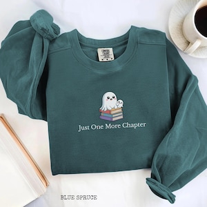 T-shirt met de tekst "Just One More Chapter", schattig spookje, T-shirt voor boekenliefhebbers, Halloween-cadeau voor lezers.
