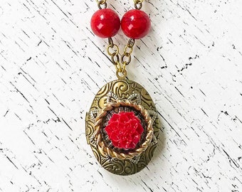 Red Flower Locket Necklace, Southwestern Bohemian Assemblage Jewellery, Boho Beaded Locket Necklace, Victorian Cottagecore Jewelry