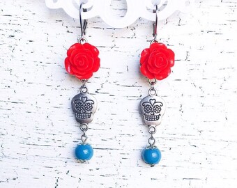 Pendientes de calavera de azúcar con flores, pendientes de rosa roja, pendientes de ensamblaje de calavera mexicana, pendientes llamativos de Frida boho, Día de los Muertos