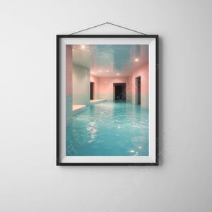 Könnte beinhalten: Ein gerahmter Kunstdruck zeigt eine Indoor-Pool-Szene. Das Wasser ist leuchtend blau und spiegelt die Decke wider. Die Wände sind in zartem Rosa und Blau gehalten, mit dunklen Türen. Das Kunstwerk wird in einem schwarzen Rahmen präsentiert.